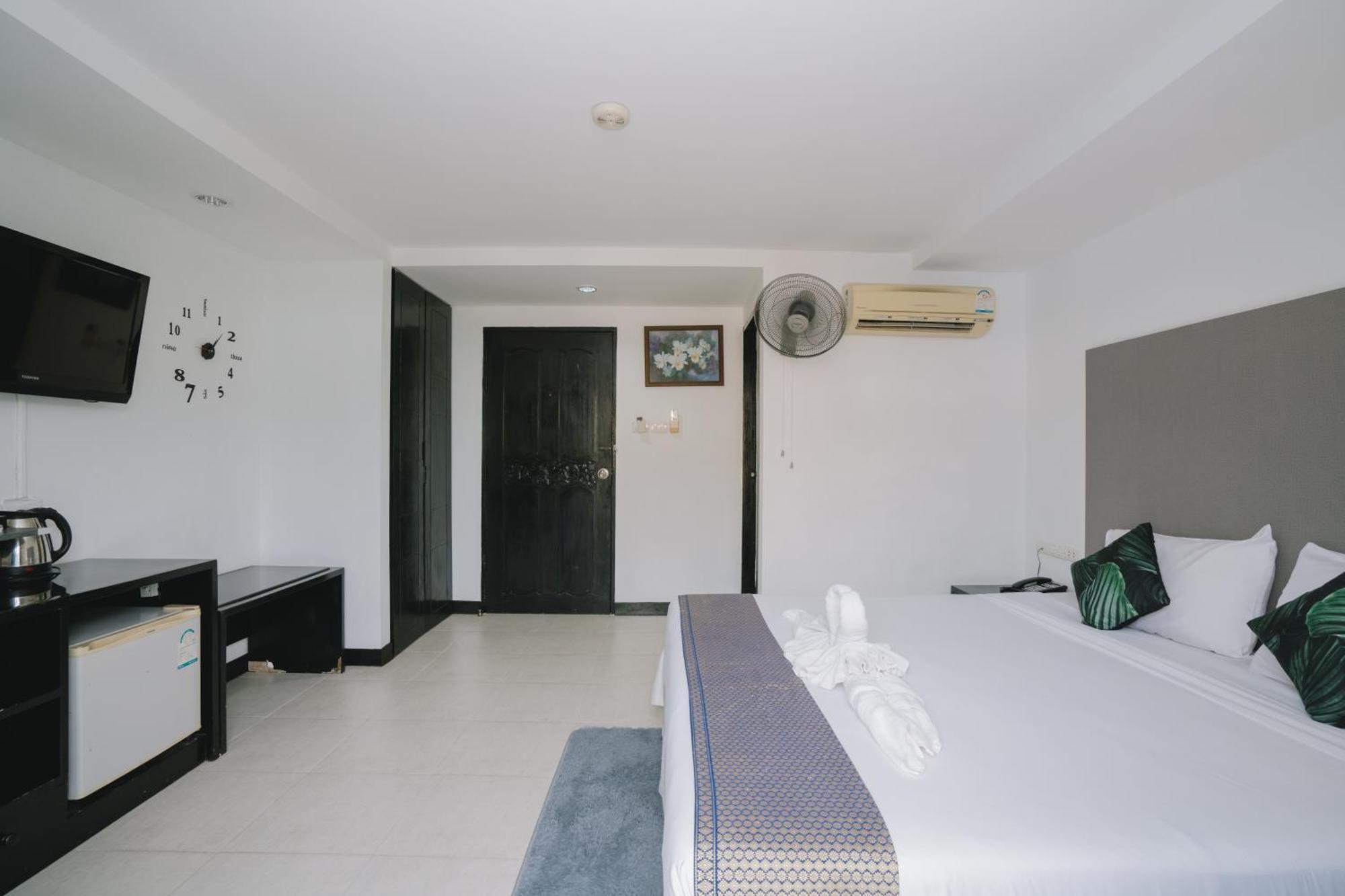 Noble House Patong Hotel Exterior foto